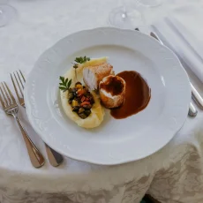 Mělký talíř Bellevue, český porcelán z Karlových Varů
